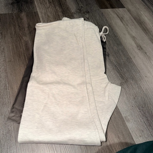 Fear of God Essentials Relaxed Sweatpants 'Light Oatmeal' Small - Picture 4 of 10